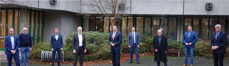 Die Gesellschafter v.li. Beigeordneter der Gemeinde Windeck, Thomas Becher; Erster Beigeordneter Verbandsgemeinde Wissez; Ulrich Marciniak, Bürgermeister der Verbandsgemeinde Hamm/Sieg, Dietmar Henrich; Bürgermeister der Verbandsgemeinde Altenkirchen-Flammersfeld, Fred Jüngerich; Verbandsvorsteher des Abwasserverbands Hellertal, Dr. Bernhard Baumann; Stellv. Verbandsvorsteher des Abwasserzweckverbands Betzdorf-Kirchen-Daaden, Bürgermeister Maik Köhler; Bürgermeister der Verbandsgemeinde Hachenburg, Peter Klöckner; Erster Beigeordneter der Verbandsgemeinde Betzdorf-Gebhardshain, Joachim Brenner und Bürgermeister der Verbandsgemeinde Selters, Klaus Müller. Quelle: KKV AK GmbH