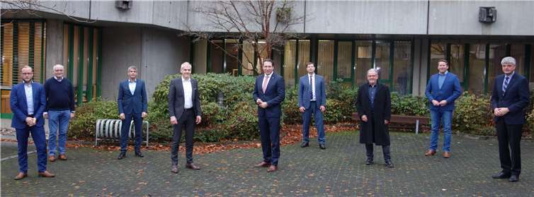 Die Gesellschafter v.li.:Beigeordneter der Gemeinde Windeck, Thomas Becher; Erster Beigeordneter Verbandsgemeinde Wissen, Ulrich Marciniak; Bürgermeister der Verbandsgemeinde Hamm/Sieg, Dietmar Henrich; Bürgermeister der Verbandsgemeinde Altenkirchen-Flammersfeld, Fred Jüngerich; Verbandsvorsteher des Abwasserverbands Hellertal, Dr. Bernhard Baumann; Stellv. Verbandsvorsteher des Abwasserzweckverbands Betzdorf-Kirchen-Daaden, Bürgermeister Maik Köhler; Bürgermeister der Verbandsgemeinde Hachenburg, Peter Klöckner; Erster Beigeordneter der Verbandsgemeinde Betzdorf-Gebhardshain, Joachim Brenner; Bürgermeister der Verbandsgemeinde Selters, Klaus Müller.Quelle: VG Selters