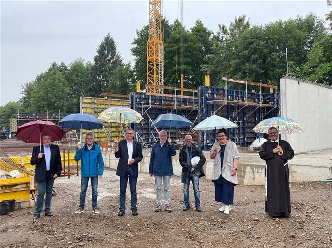 Die Gesellschaftervertreter des Rhein-Wied Hospizes machten sich bei der Baustellenbegehung ein Bild vom Baufortschritt: Aus dem Vorstand des Neuwieder Hospizvereins Egon Rademacher und Hans-Peter Knossalla, Rainer Kaul, Aufsichtsratsvorsitzender DRK RheinlandPfalz, Christoph Drolshagen, Leiter Marienhaus Hospize und Geschäftsführer der Hospiz im Landkreis Neuwied gGmbh, Andreas Helsper, Mitarbeiter des Bau-Managements der Marienhaus-Gruppe, Christiane Schilling, Mitglied des Vorstandes Franziskanerbrüder vom Heiligen Kreuz e.V., Bruder Bonifatius Faulhaber, Stellv. Generalsuperior Franziskanerbrüder vom Heiligen Kreuz e.V. (von links). Foto: Anja Loudovici