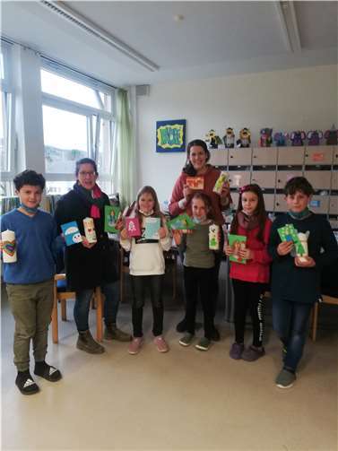 Die Gesichter der Kinder strahlten, genauso wie die der Erwachsenen, als sie die Karten und Kerzen entgegennahmen.Foto: privat