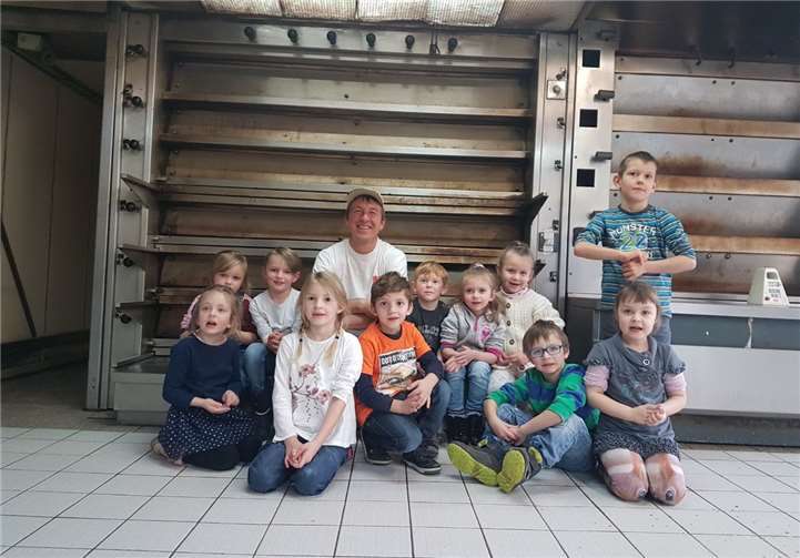 Die Gespenstergruppe lernte von Jens Preißing, wie Brötchen und Brezel gefertigt werden. privat