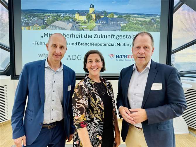 Die Gespräche im Anschluss zeigten: Das war ein wichtiger Termin und ein wertvoller Impuls für alle Beteiligten. Foto: Wirtschaftsförderungsgesellschaft Westerwaldkreis