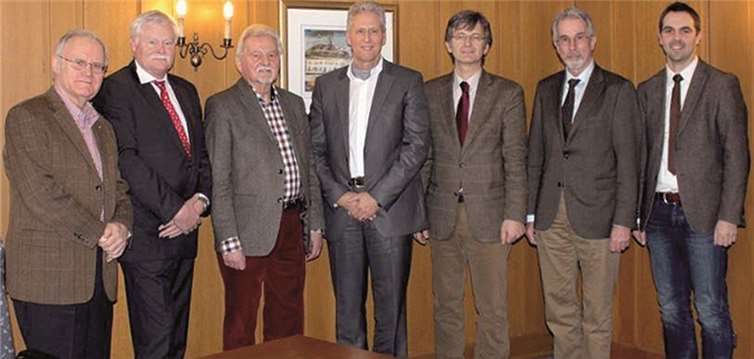 Die Gesprächsteilnehmer (von links) Dieter Sander (Ortsbürgermeister Kasbach-Ohlenberg), Kurt Pape (Ortsbürgermeister Ockenfels), Ewald A. Hoppen (Vorsitzender BIN gegen Bahnlärm VG Linz e.V.), Jürgen Konz (DB Konzernbevollmächtigter für die Länder Rheinland-Pfalz und Saarland), Hans-Günter Fischer (Bürgermeister Verbandsgemeinde Linz), Dr. Hans Georg Faust (erster Beigeordneter der Stadt Linz am Rhein) und Frank Tataranni (DB Leiter Produktionsplanung und -steuerung).privat