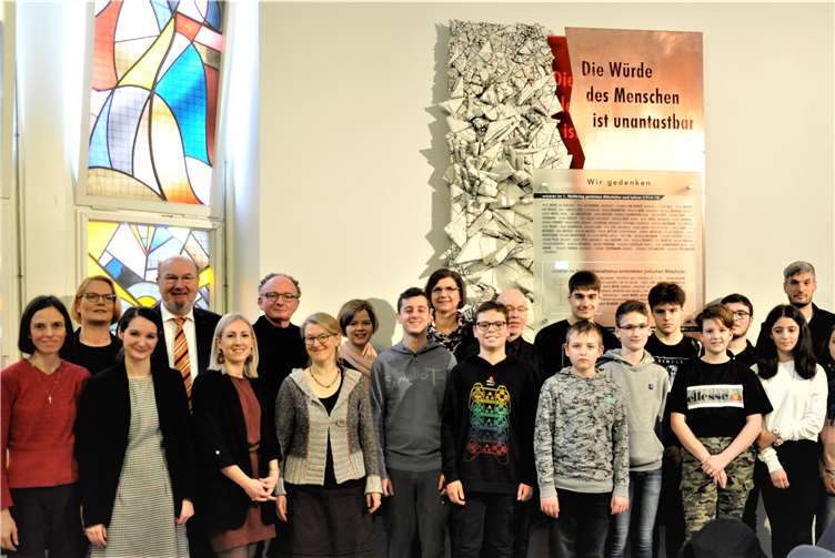 Die Gestalter des Mahnmals sowie die Organisatoren der Eröffnungsfeier mit den Gästen (Oberbürgermeister der Stadt Andernach Achim Hütten und Sebastian Hebeisen, Regionalgeschäftsführer des DGB Koblenz,) sowie die Schulleiterin des KSG Birgit Vogel.Foto: privat