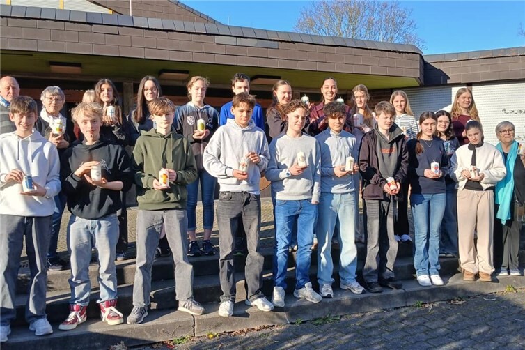 Die Gestalter von Osterkerzen mit der Kerzenkünstlerin Inge Schneider (ganz rechts)
