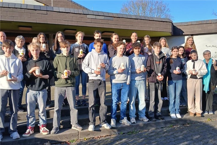 Die Gestalter von Osterkerzen mit der Kerzenkünstlerin Inge Schneider (ganz rechts)