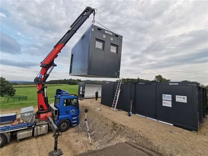 Die Gesundheitscontainer an der Kalenborner Höhe wurden jetzt abgebaut und an einem neuen Standort wieder aufgestellt. Foto: action medeor
