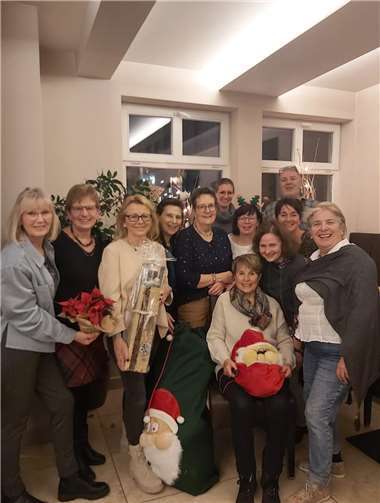 Die Gesundheitssportler freuen sich über ihre Wichtelgeschenke. Foto: privat