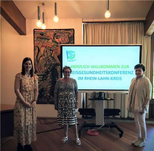 „Die Gesundheitsversorgung im Blick behalten!“ v.l.n.r.: Johanna Breithaupt (Kreisgesundheitsmanagerin), Gisela Bertram (Erste Kreisbeigeordnete), Dr. Hildegard Hamm (Leiterin des Gesundheitsamtes Bad Ems). Foto: Kreisverwaltung des Rhein-Lahn-Kreises