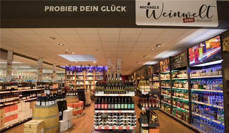 Die Getränkeabteilung umfasst ein sehr umfangreiches Sortiment, so auch viele internationale Spezialitäten. Besonderer Beliebtheit erfreuen sich die diversen Degustationen. Fotos: Horesco