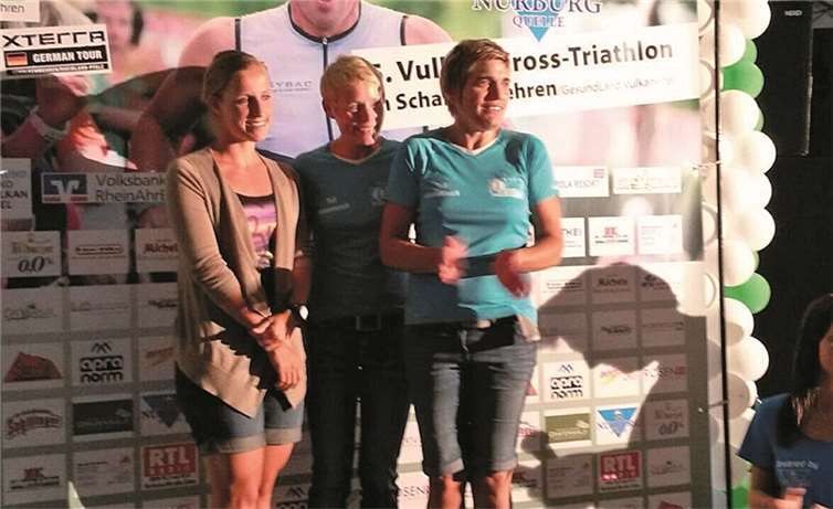 Escher Triathleten erfolgreich in Schalkenmehren Die Gewimmer der Frauenstaffel v.l.: Anke Vainceur, Petra Jungen, Alexandra Thielen-Pawlik. privat