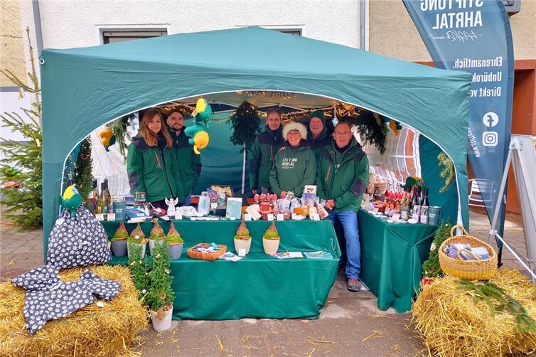 Die Gewinne der Produkte vom Stand fließen in gemeinnützige Projekte. Foto: Nick Falkner/ Stiftung Ahrtal 