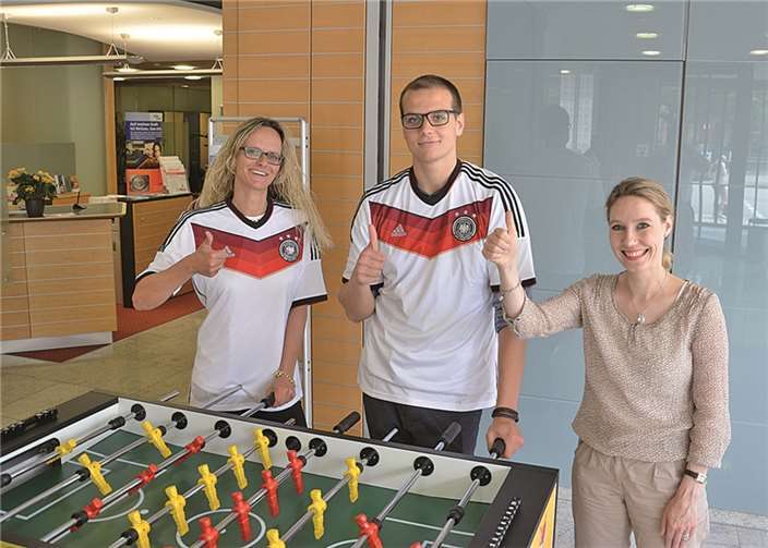 Die Gewinner Daniela Schmitchen und Maximilian Schäfer sowie Judith Sauerborn, Marketingleiterin der Volksbank Koblenz Mittelrhein (v.l.n.r.) freuten sich über ihre Gewinne.