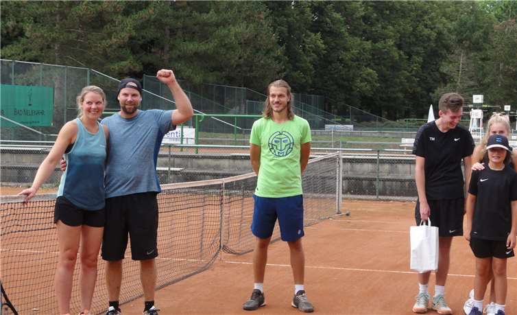 Die Gewinner Kathi und Philipp Nett (v.li.), Alexander Leeser - Organisator des Turniers, Finalisten; Timm und Max Mahler. Fotos: privat