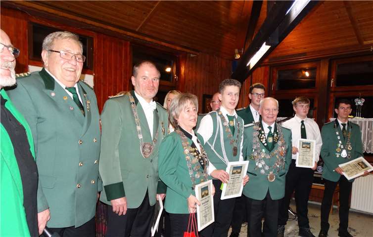 Die Gewinner Silvia Herold und Robin Völkel bei der Siegerehrung des Bezirkskönigsschießens. Privat