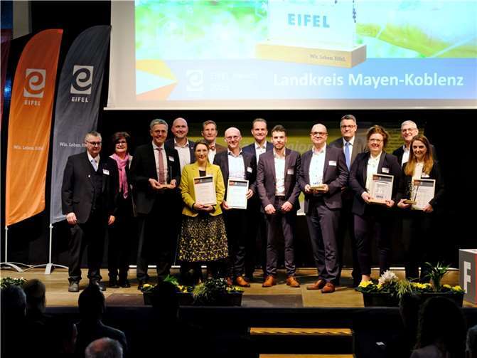 Die Gewinner aus dem Landkreis Mayen Koblenz mit Landrat Dr. Alexander Saftig (li.) und Repräsentanten der Region, darunter Vertreter der Wirtschaftsförderungsgesellschaft am Mittelrhein mbH, IHK und HWK. Foto: EifelTourismusGmbH