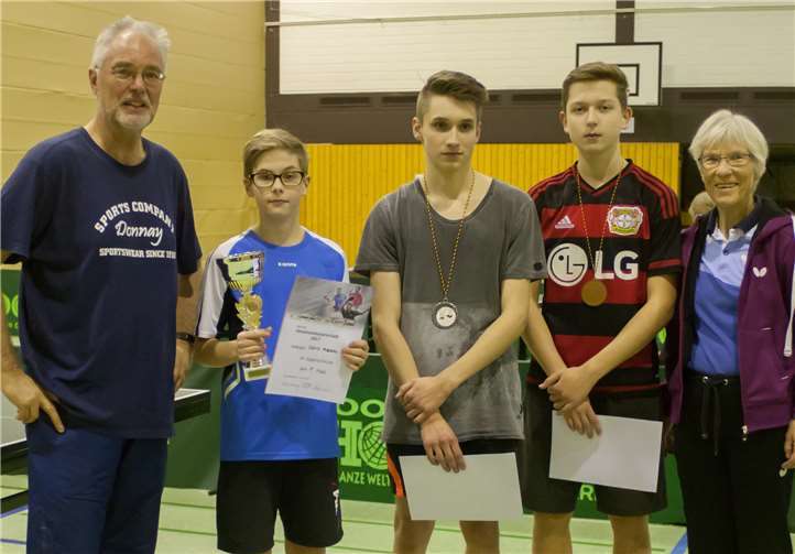Die Gewinner bei Jugendlichen: David Hoberg, Timm Kuppi und Tim Schander (v.l.) zusammen mit SVR-Abteilungsleiter Klaus Riddering und Jugendtrainerin Heidi Wunner. privat