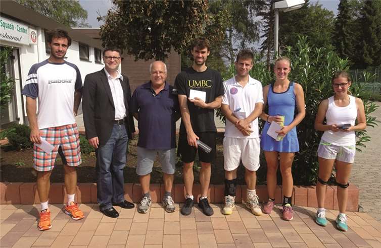 Die Gewinner bei den Volksbank Open (von links): Urs Breitenberger (dritter Platz Herren), Oliver Engels (Volksbank RheinAhr Eifel), Ralph Münzel (Vorsitzender TCK), Christian Hodel (Sieger Herren), Marco Laspe (zweiter Platz Herren), Felicitas Runkel (zweiter Platz Damen) und Carina Bremm (Siegerin Damen).privat