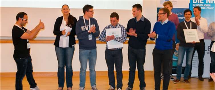 Die Gewinner, das Team „Help me“ bei der Siegerehrung.privat