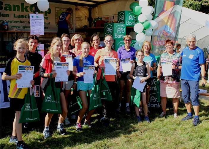 Die Gewinner der Altersklassen beim 5000 Meter Lauf der Frauen.
