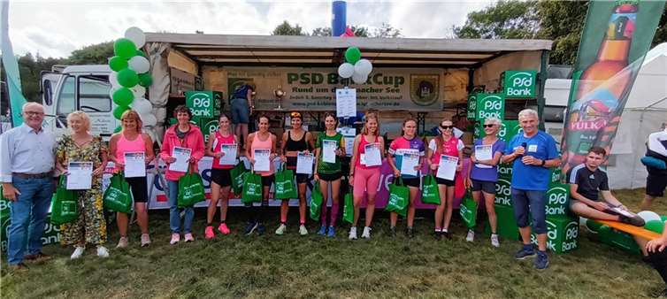 Die Gewinner der Altersklassen der Frauen beim Hauptlauf (6. v.re. Franziska Rennecke). Fotos: Bernd Weis