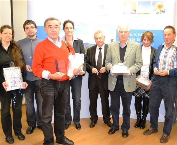 Die Gewinner der „Blauen Hausnummer 2015“. Sieben Mal konnte die Zertifizierung für klimafreundliche Haushalte im Landkreis Cochem-Zell vergeben werden.privat