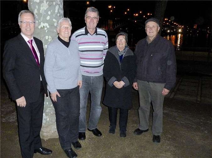 Die Gewinner der Fahrt beim Bunten Abend der Germania, fühlten sich bei der Besuchergruppe sichtlich wohl. V. l. n. r.: Josef Dötsch, MdL, Frau Bösl, Herr Bösl, Begleitung von Herrn Hansen, Herr Hansen.privat