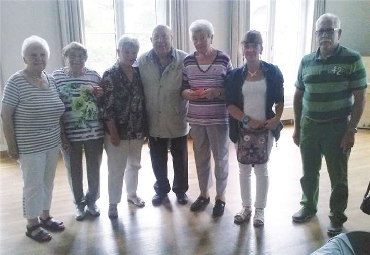 Die Gewinner der Freikarten zur Abschlussfahrt mit der stellvertretenden Vorsitzenden Antonia Sitzenstock (l.) und dem stellvertretenden Vorsitzenden Arne Dybionka (r.). privat