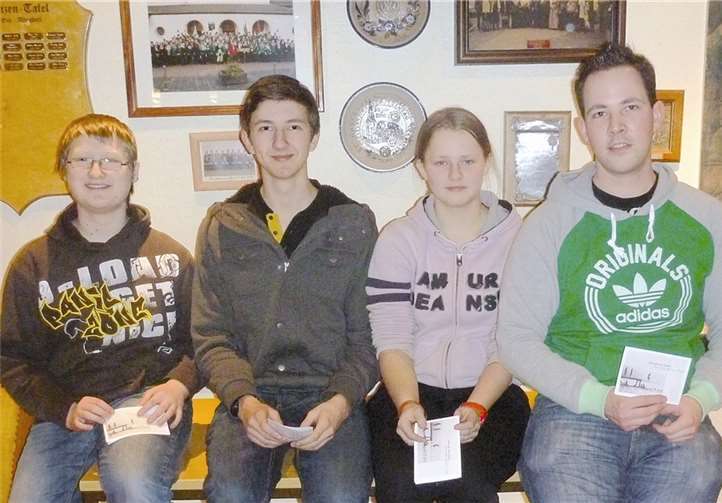 Die Gewinner der Gutscheine am Jugend-Staffeltag: Benedikt Wagner, Robert Rosenthal, Laura Fischer und Hendrik Beer (v. l.). privat