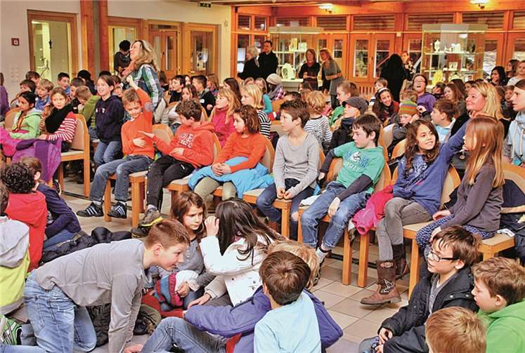 Die Gewinner der Plätze eins bis drei des Geschichtenwettbewerbes 2014 wurden zur Preisverleihung in den Ratssaal des Himmeroder Hofes eingeladen. Zur Verstärkung hatten sie ihre Klassenkameraden und Lehrer mitgebracht.