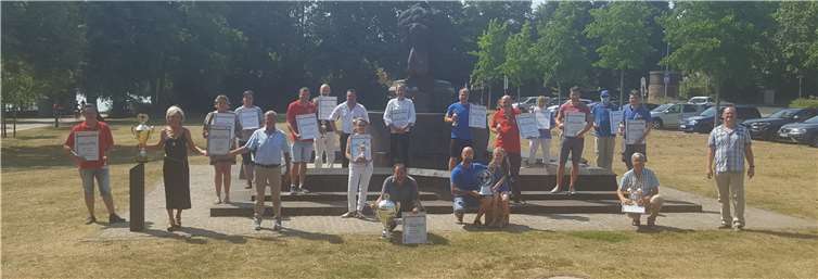 Die Gewinner der Prämierung des Rosenmontagszuges mit ihren Urkunden und Pokalen.Quellen: AKK