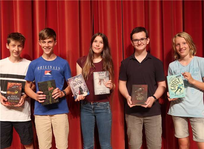 Die Gewinner der Projektpräsentation durften sich aus vielen Jugendbüchern, gestiftet von der Buchhandlung Kayser, eines auswählen.Fotos: Claudia Spittel