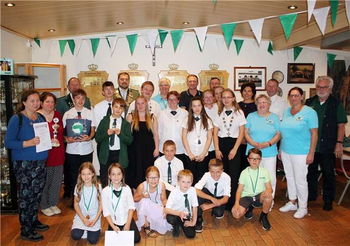 Die Gewinner der Schießtage freuten sich über Medaillen, Pokale, Urkunden und Sachpreise.  Foto: Markus Feuser