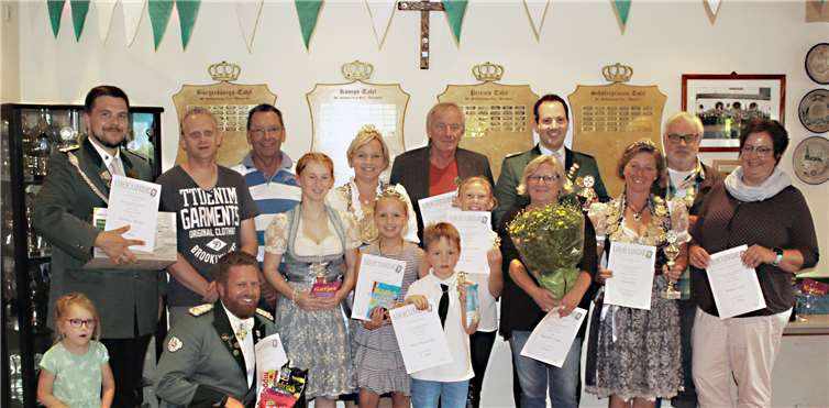 Die Gewinner der Schießtage freuten sich über Pokale, Urkunden und SachpreiseFoto: privat