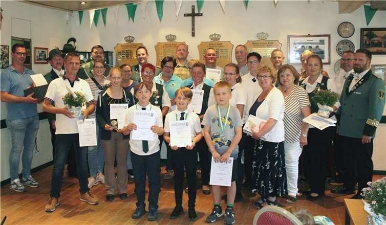 Die Gewinner der Schießtage freuten sich über Pokale, Urkunden und Sachpreise. Foto: privat