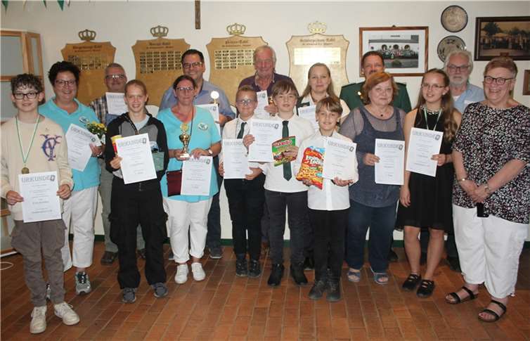 Die Gewinner der Schießtage freuten sich über Pokale, Urkunden und Sachpreise. Foto: privat