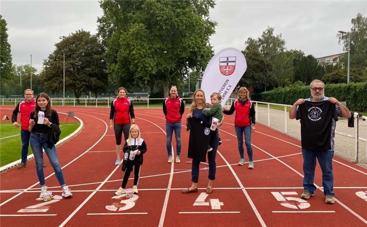 Die Gewinner der TuS-Steine-Suchaktion konnten sich über TuS-Fanartikel und süße Präsente freuen. Foto: privat