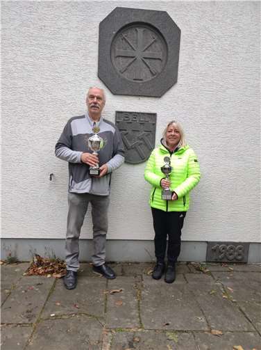 Die Gewinner der Wanderpokale: Bettina Schneider und Gerhard Greßler.