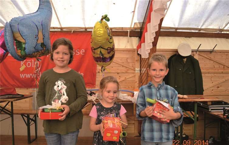 Die Gewinner des Ballonweitflugwettbewerbes: (v.l.) Nina Weiheit, Anna Grzonka, Dominik Zavelberg.