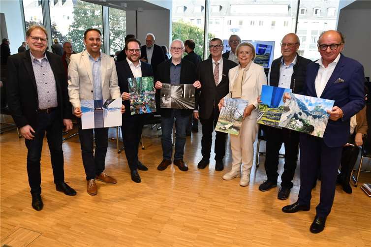 Die Gewinner des Fotowettbewerbs freuen sich gemeinsam mit Landrat Dr. Alexander Saftig, dem Ersten Kreisbeigeordneten Pascal Badziong, dem für Kultur zuständigen Kreisbeigeordneten Achim Hütten sowie dem Kreisbeigeordneten Jens Firmenich über ihre Preise.  Fotos: Kreisverwaltung MYK/Damian Morcinek