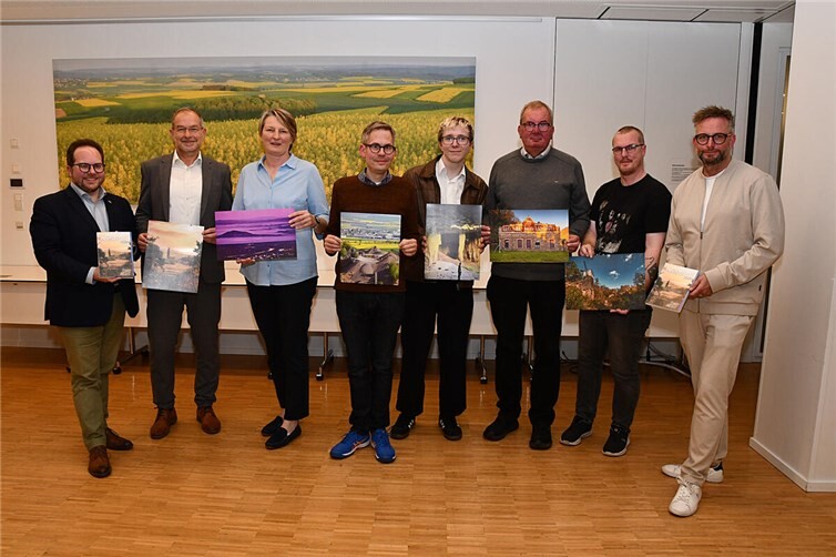 Das Heimatbuch 2026 ist ab sofort erhältlich Die Gewinner des Fotowettbewerbs freuen sich gemeinsam mit Landrat Marko Boos (rechts), dem Ersten Kreisbeigeordneten Pascal Badziong (links) sowie Michael Kaltz, stellvertretendes Vorstandsmitglied der Kreissparkasse Mayen (2.v.l.), über ihre Preise.  Foto: Kreisverwaltung MYK/Damian Morcinek