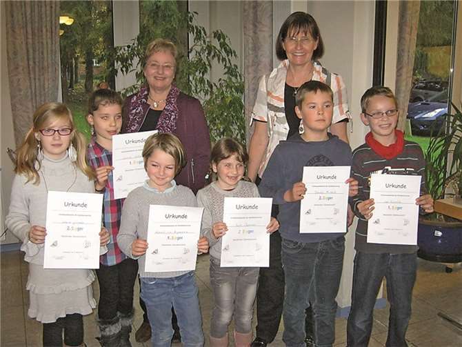 Die Gewinner des Lesewettbewerbs erhielten jeweils eine Urkunde und ein Buch. privat