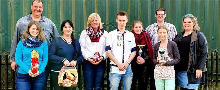 Die Gewinner des Ostereierschießens freuen sich über ihre Trophäen.Fotos: CEW