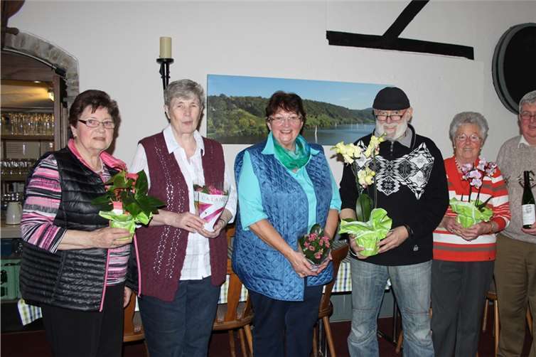 Die Gewinner des Osterquiz: (Von links) I. Wald, Walburga Volk, Mechthild Wirges, Herbert Wirges, Gisela Perscheid und Hans-Georg Stein. privat