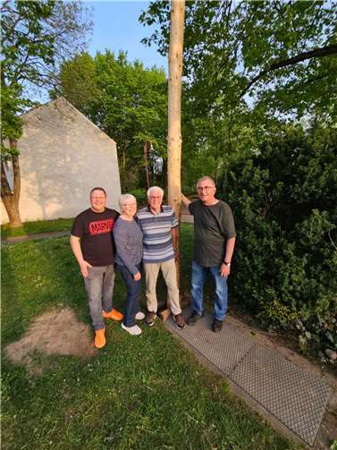 Die Gewinner des Ruitscher Maibaums 2024 „Ed und Denyse Palmer“ zwischen Andree Garmijn und Günter Martin.  Fotos: privat