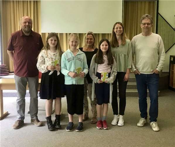 Die Gewinner des Schreibwettbewerbs erhielten einen Buchgutschein.  Foto: Grundschule Vallendar