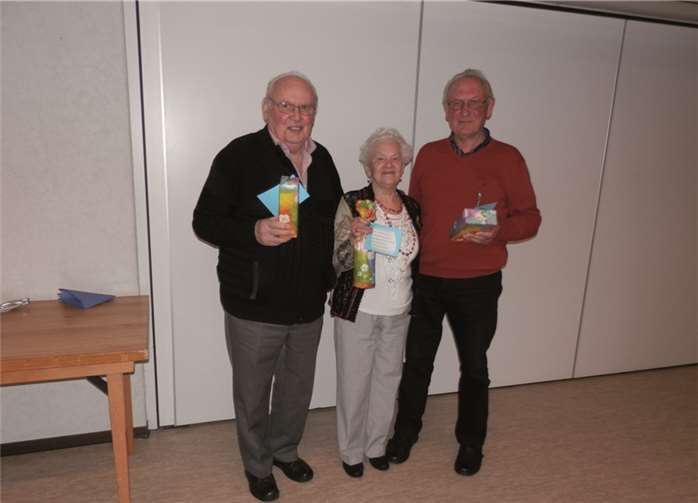 Die Gewinner des Seniorenquiz bekamen ein kleines Präsent. Privat