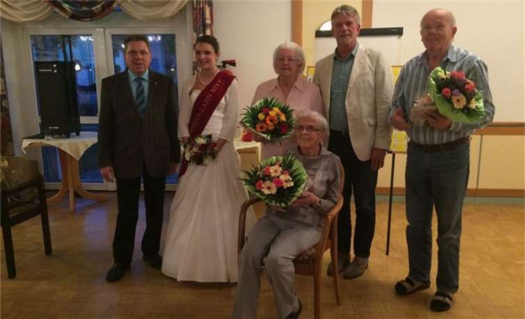 Die Gewinner des Super Bingo: v.l.n.r. Moderator Herr Adalbert Dornbusch, Rhein-Lahn-Nixe Saskia I., Frau Erika Udina, Residenzleiter Herr Norbert Scherf, Herr Gottfried Königstein und vorne auf dem Stuhl Frau Ida Heiles.Privat