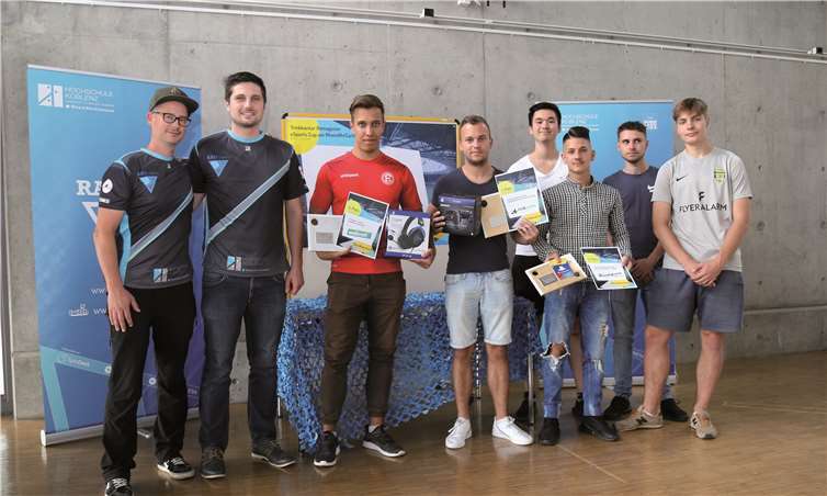 Die Gewinner des Trinkkontor Remagener eSports Cup am RheinAhrCampus freuen sich über die Pokale und Gewinne der Sponsoren (trinkkontor, wolfcraft, Kumpan electric) (v. l.): Patrick Belz, Patrick Swiercek (beide RAC esSports und Ausrichter), 2. Gewinner Robert „roboF95“ Greulich, Ge-winner Alexander „BSC625“ Drache, 3. Gewinner Pasqual „pasqualINeymar“ Iacona und Fans.Foto: Daniela Müller