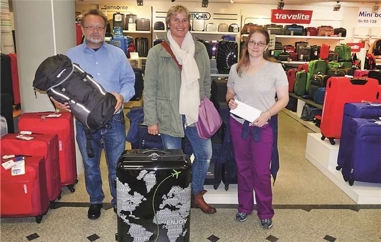 Die Gewinner des Urlaubs-Foto-Wettbewerbs mit ihren Preisen.FRE